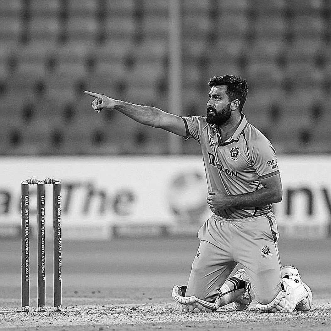 The Metronome's Hand: Tournament Crowds, a Fast Bowler's Knee, and the Heatmap Lie