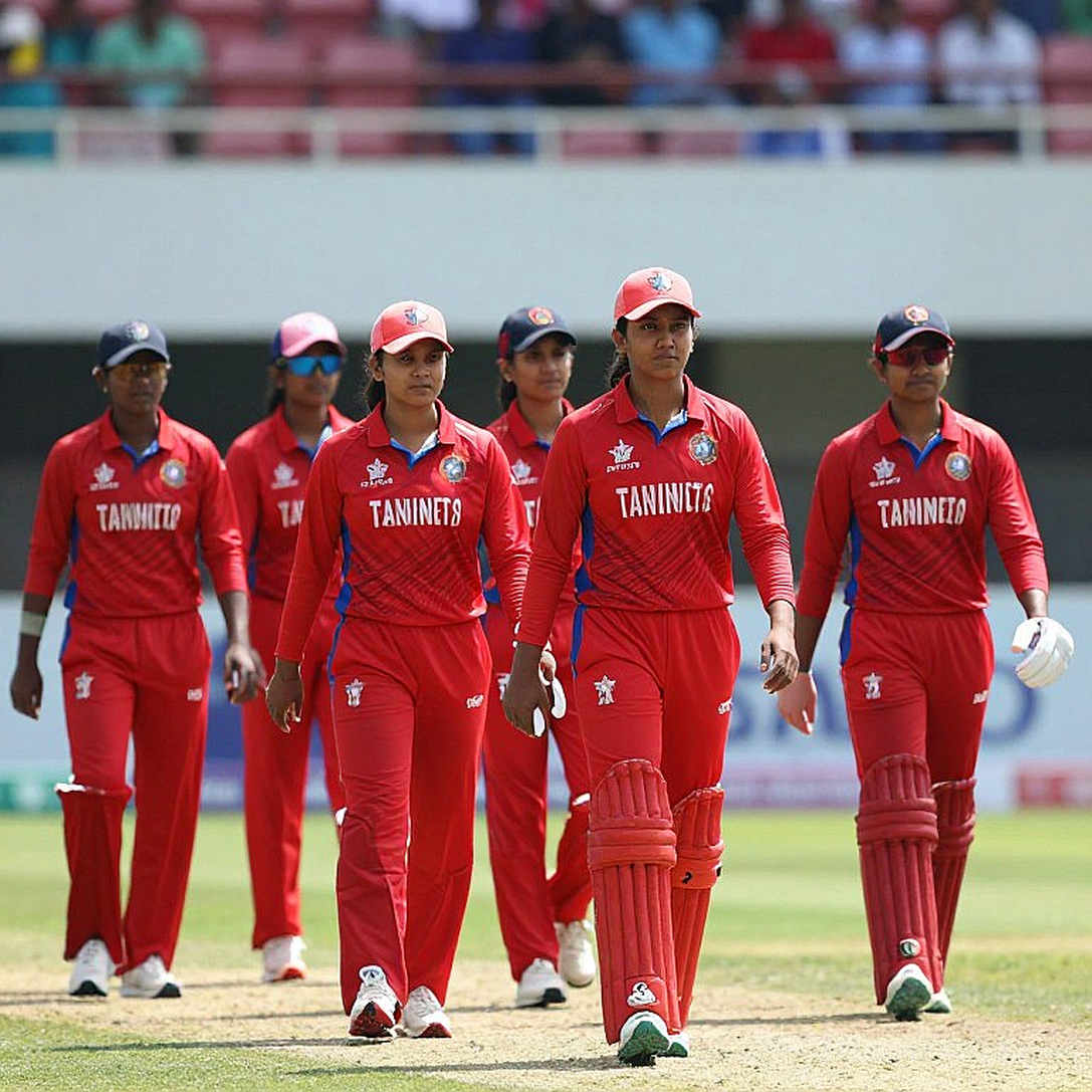 অ্যাডিলেডে ইতিহাসের হাতছানি: ৪২২ রানের পাহাড় ডিঙাতে ৯ উইকেট হাতে নিয়ে মাঠে নেমেছে সাউথ অস্ট্রেলিয়া