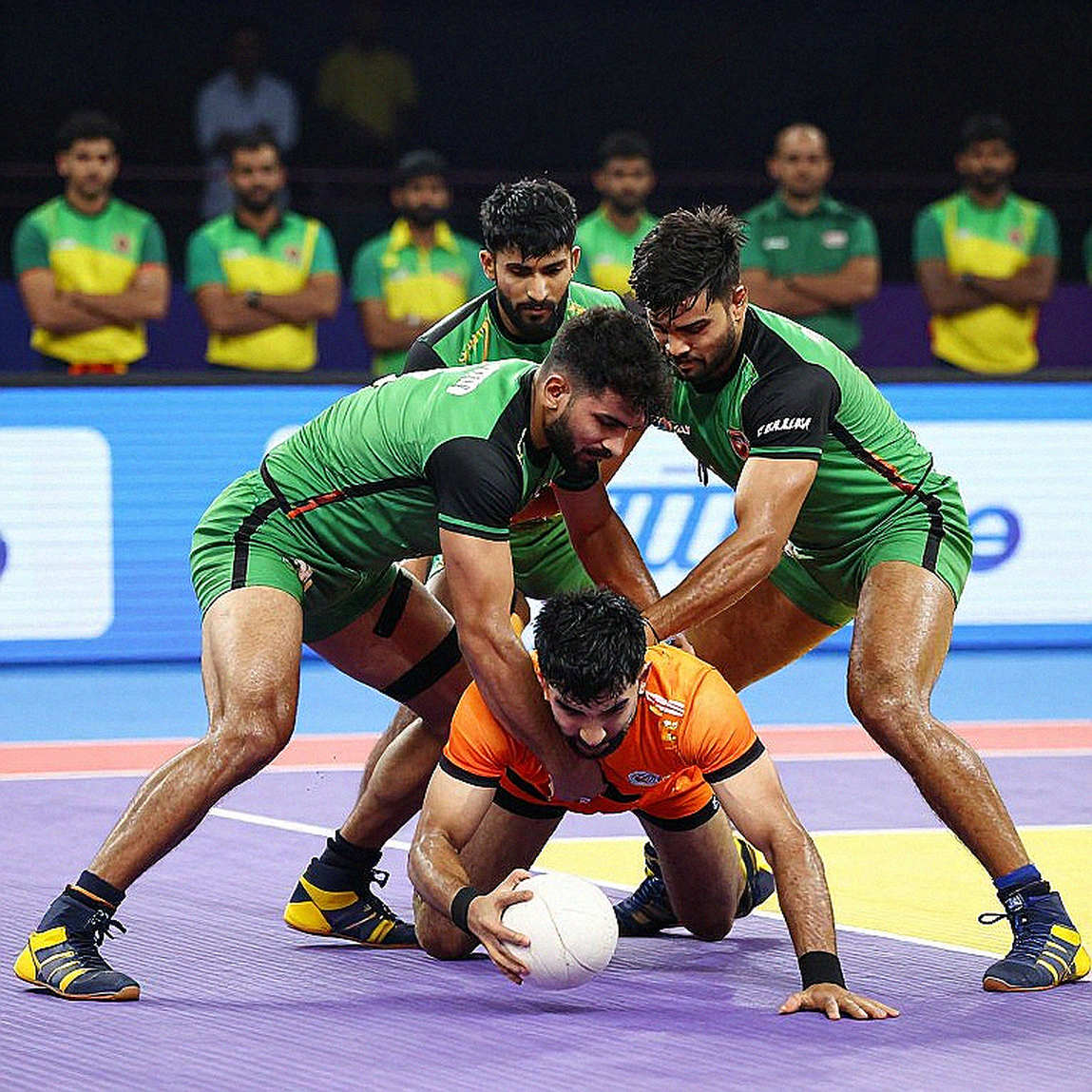যে লেজারে কোনো ফল লেখা নেই: খালি বিশ্লেষণ, ভরা মাঠ আর ইস্পোর্টসের অসম্পূর্ণ হিসাব